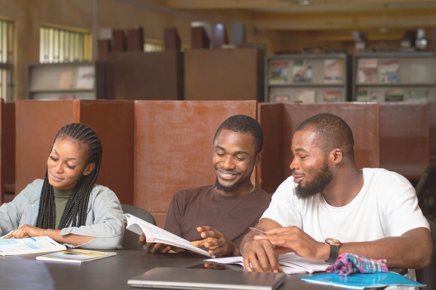 Espace de travail avec documents financiers et ordinateur
